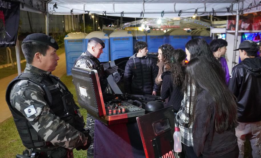 A Polícia Militar do Paraná também participa ativamente da feira, garantindo a segurança de todos os visitantes e mantendo um estande de exposição
