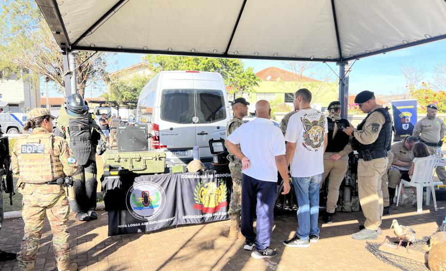 A Polícia Militar participa de maneira estratégica, mobilizando efetivo local e unidades especializadas