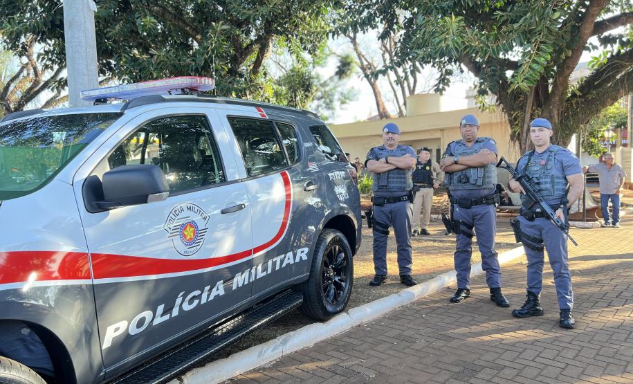 A Polícia Militar participa de maneira estratégica, mobilizando efetivo local e unidades especializadas