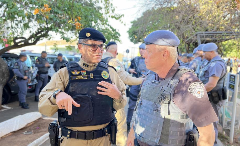 A Polícia Militar participa de maneira estratégica, mobilizando efetivo local e unidades especializadas
