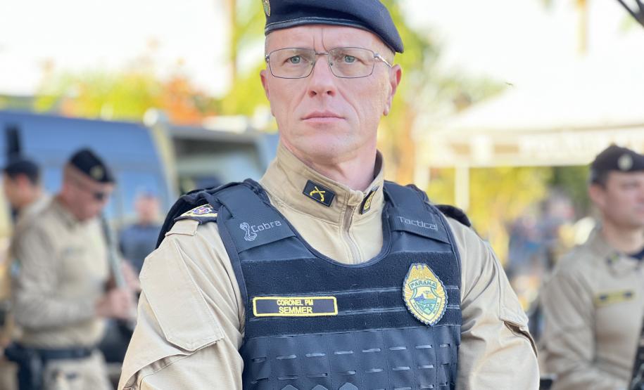 A Polícia Militar participa de maneira estratégica, mobilizando efetivo local e unidades especializadas