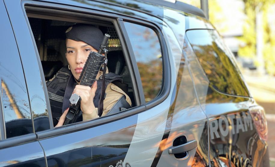 A Polícia Militar participa de maneira estratégica, mobilizando efetivo local e unidades especializadas