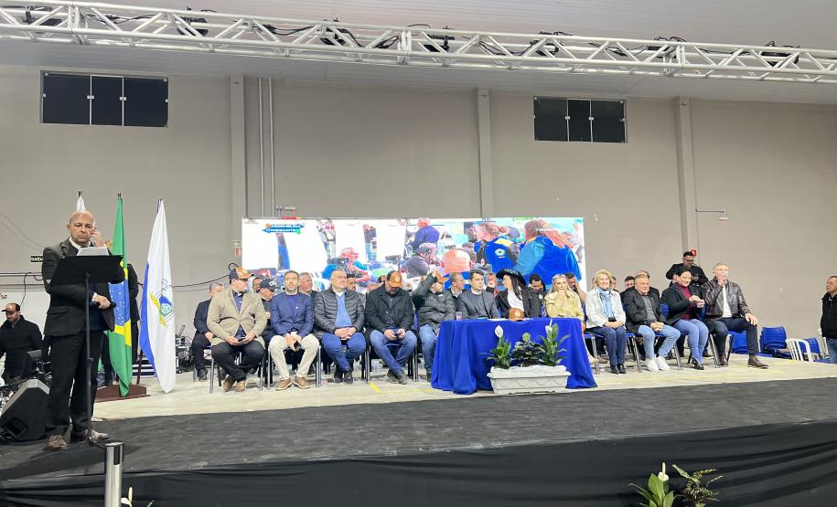 A Polícia Militar do Paraná também participa ativamente da feira, garantindo a segurança de todos os visitantes e mantendo um estande de exposição