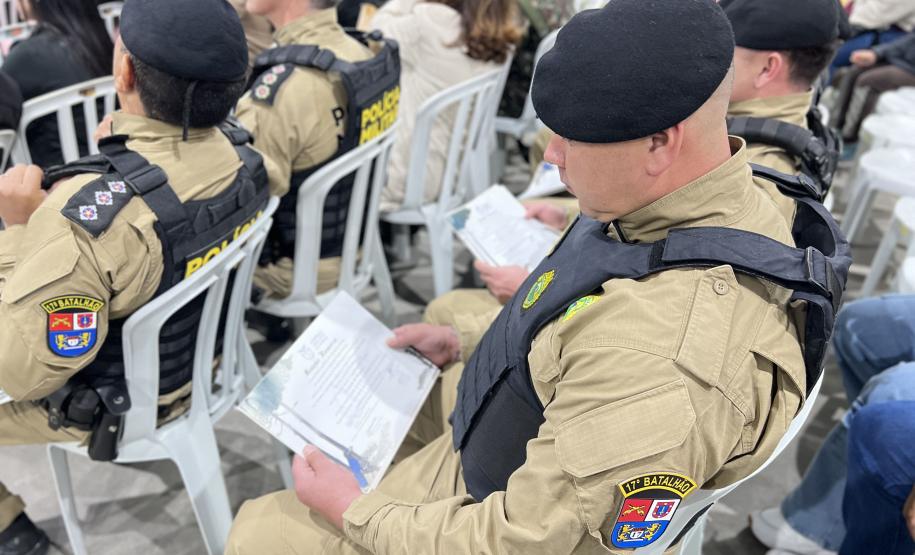 A Polícia Militar do Paraná também participa ativamente da feira, garantindo a segurança de todos os visitantes e mantendo um estande de exposição