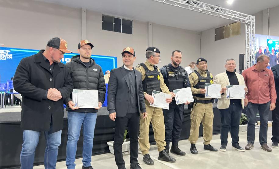 A Polícia Militar do Paraná também participa ativamente da feira, garantindo a segurança de todos os visitantes e mantendo um estande de exposição