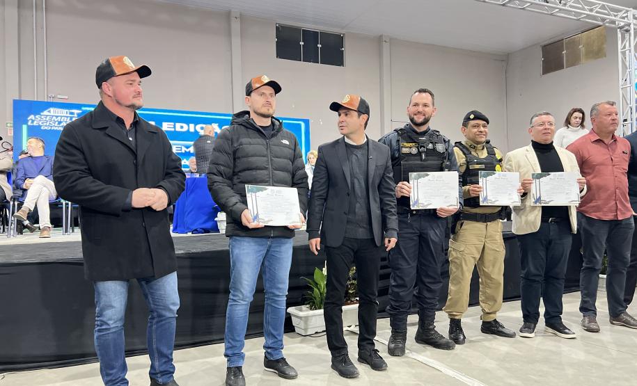 A Polícia Militar do Paraná também participa ativamente da feira, garantindo a segurança de todos os visitantes e mantendo um estande de exposição
