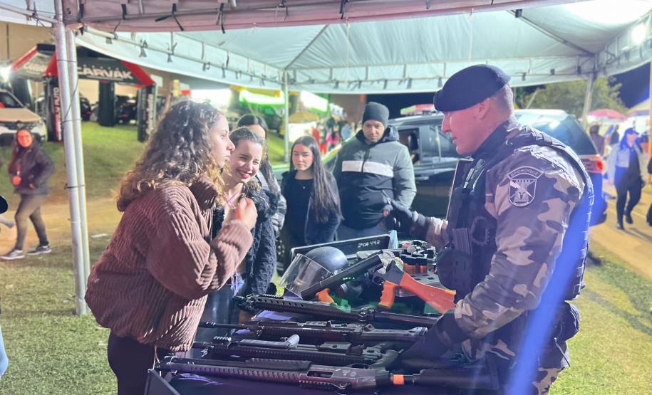 A Polícia Militar do Paraná também participa ativamente da feira, garantindo a segurança de todos os visitantes e mantendo um estande de exposição