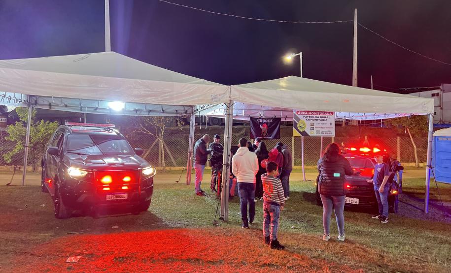 A Polícia Militar do Paraná também participa ativamente da feira, garantindo a segurança de todos os visitantes e mantendo um estande de exposição