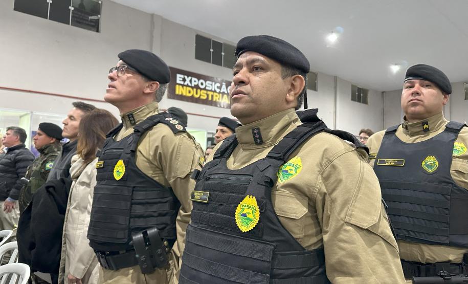 A Polícia Militar do Paraná também participa ativamente da feira, garantindo a segurança de todos os visitantes e mantendo um estande de exposição