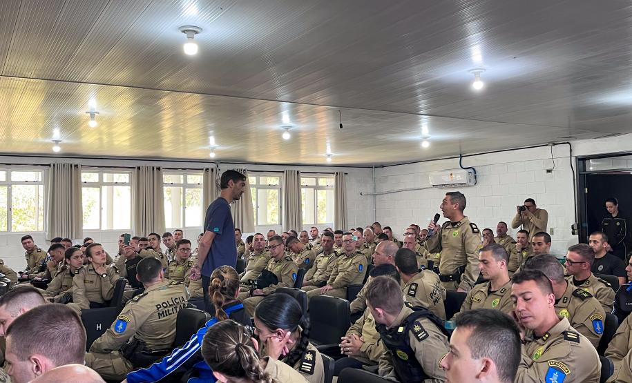 PMPR realiza torneio de vôlei com presença de atleta campeão pela seleção brasileira