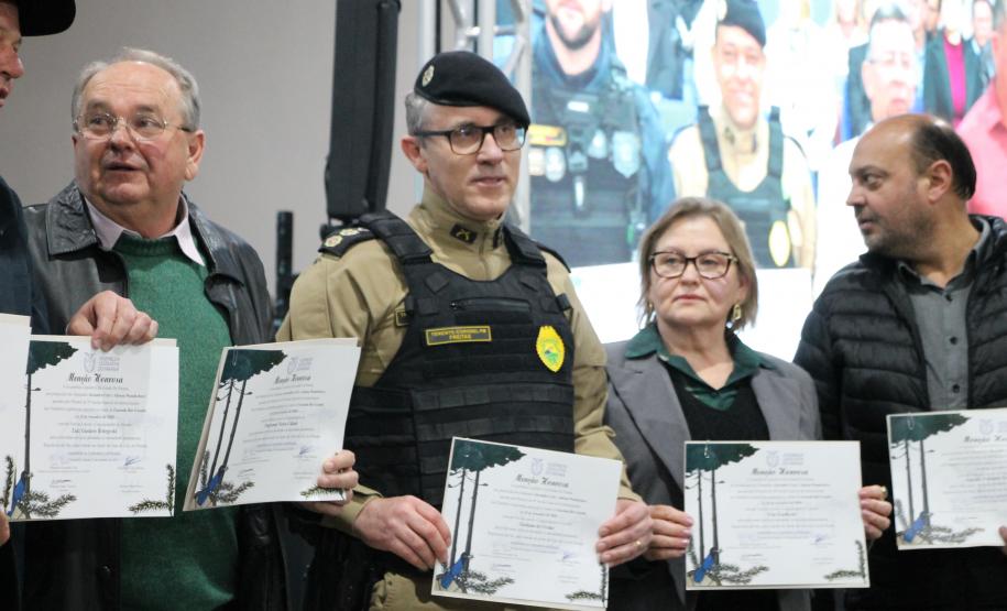 A Polícia Militar do Paraná também participa ativamente da feira, garantindo a segurança de todos os visitantes e mantendo um estande de exposição