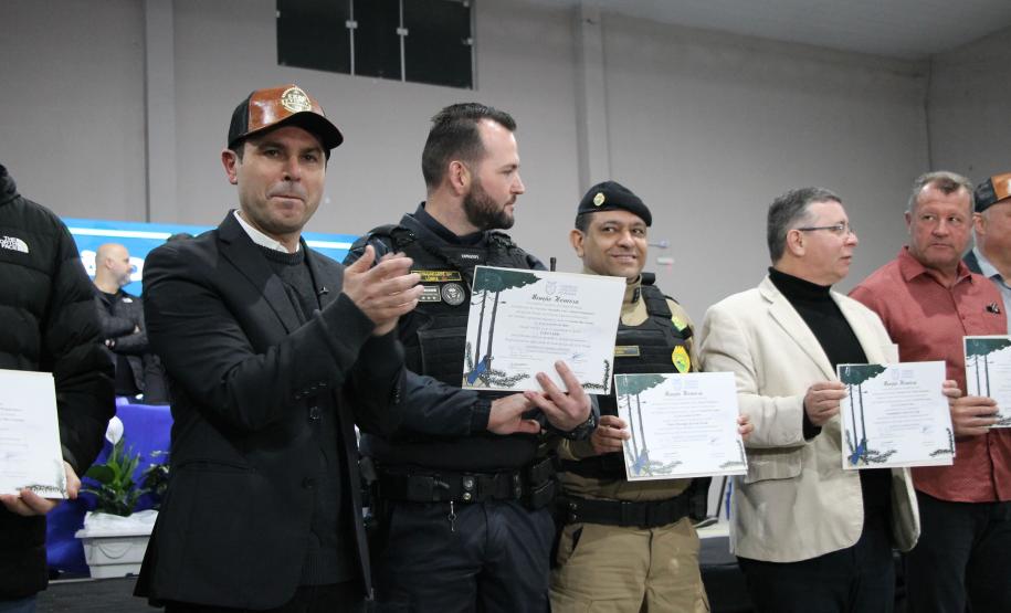 A Polícia Militar do Paraná também participa ativamente da feira, garantindo a segurança de todos os visitantes e mantendo um estande de exposição