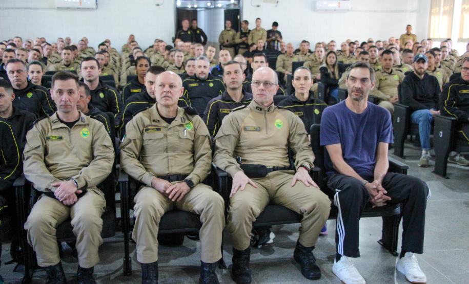 PMPR realiza torneio de vôlei com presença de atleta campeão pela seleção brasileira