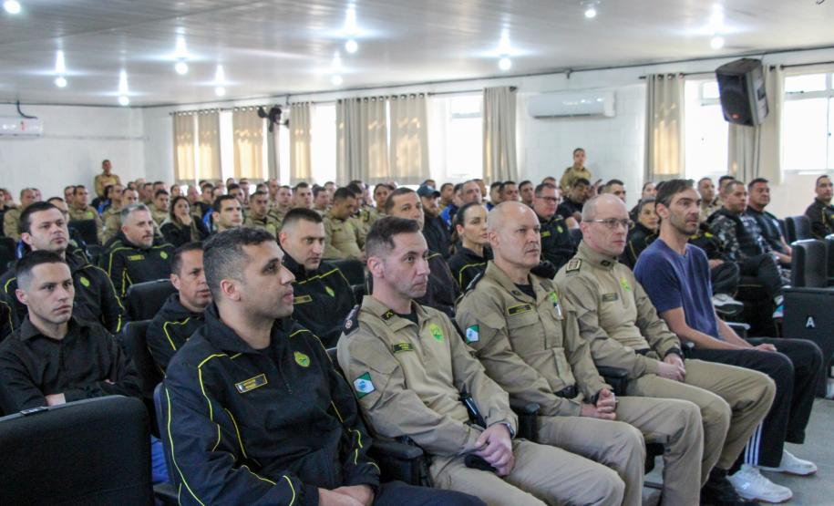 PMPR realiza torneio de vôlei com presença de atleta campeão pela seleção brasileira