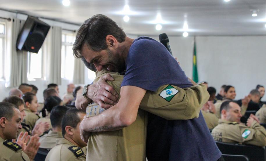 PMPR realiza torneio de vôlei com presença de atleta campeão pela seleção brasileira