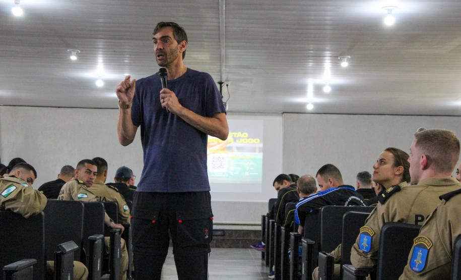 PMPR realiza torneio de vôlei com presença de atleta campeão pela seleção brasileira