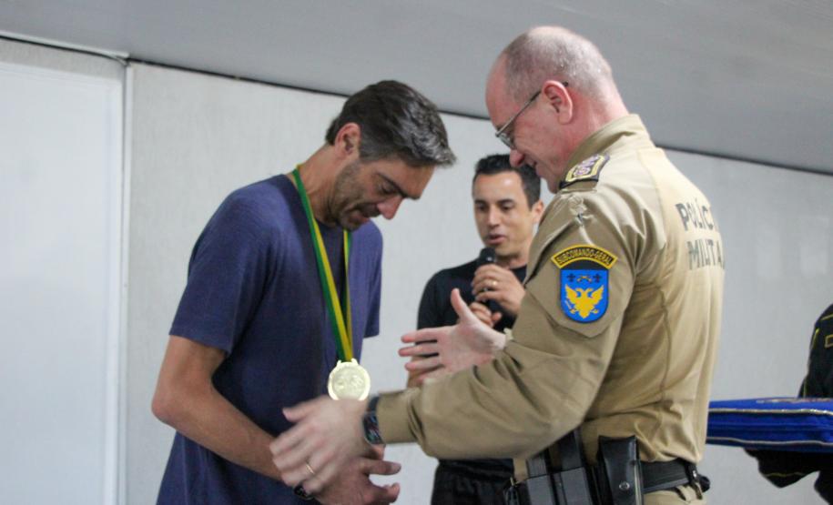 PMPR realiza torneio de vôlei com presença de atleta campeão pela seleção brasileira