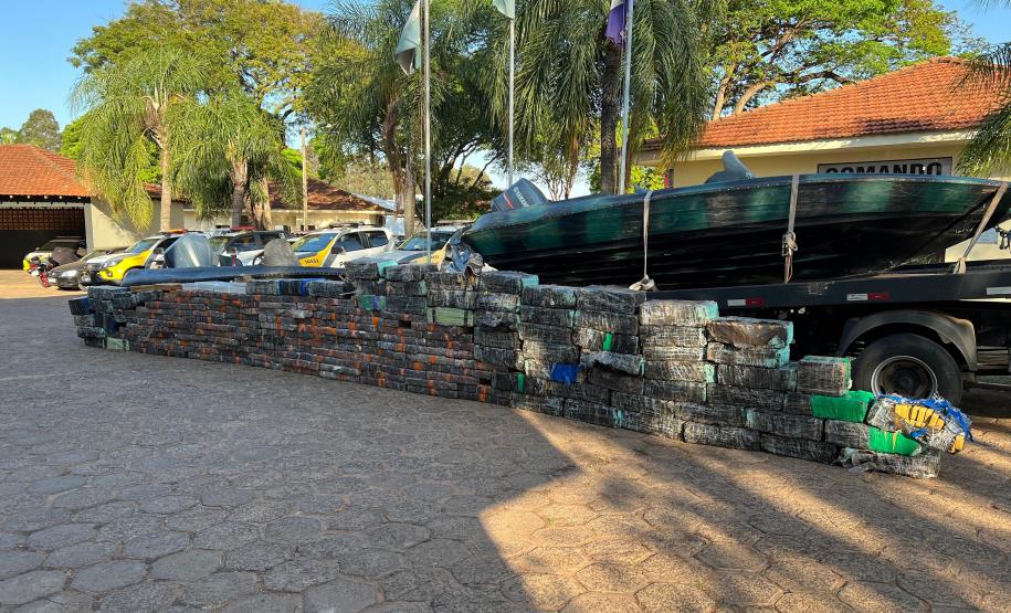 Polícia Militar do Paraná apreende mais de duas toneladas de maconha em embarcações no Rio Paraná