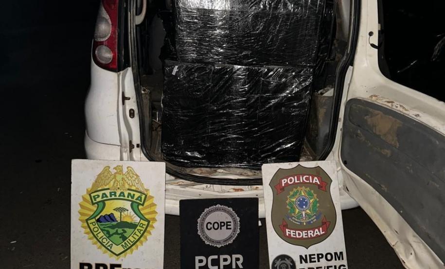 Polícia Militar do Paraná apreende veículo com 500 pacotes de cigarros contrabandeados do Paraguai, em Foz do Iguaçu