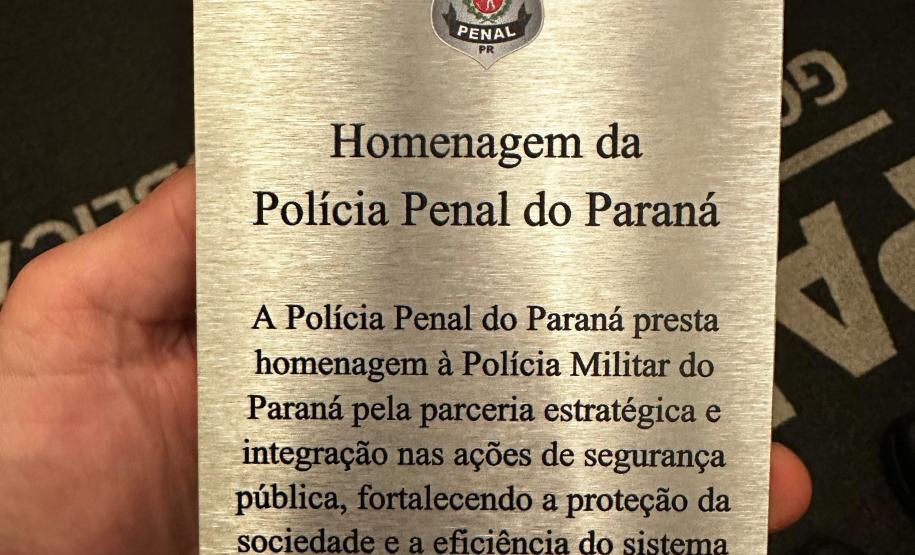 Comandante-Geral da PMPR recebe homenagem da Polícia Penal em solenidade do sistema penitenciário
