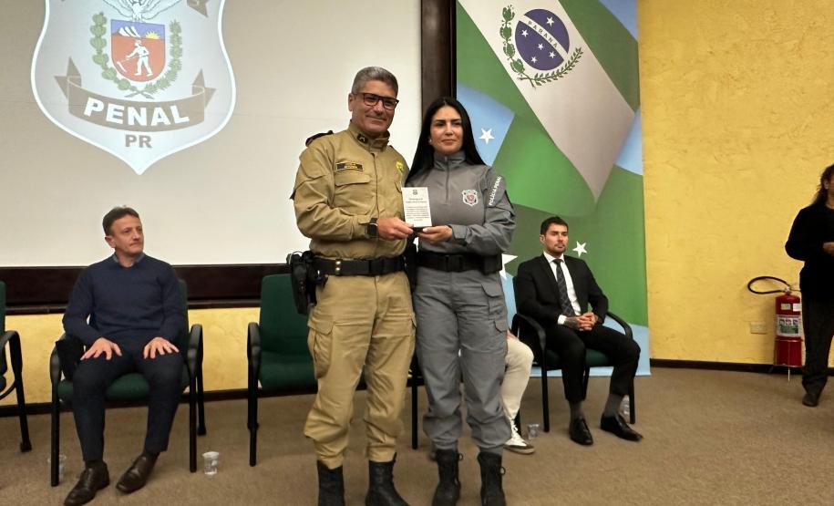 Comandante-Geral da PMPR recebe homenagem da Polícia Penal em solenidade do sistema penitenciário