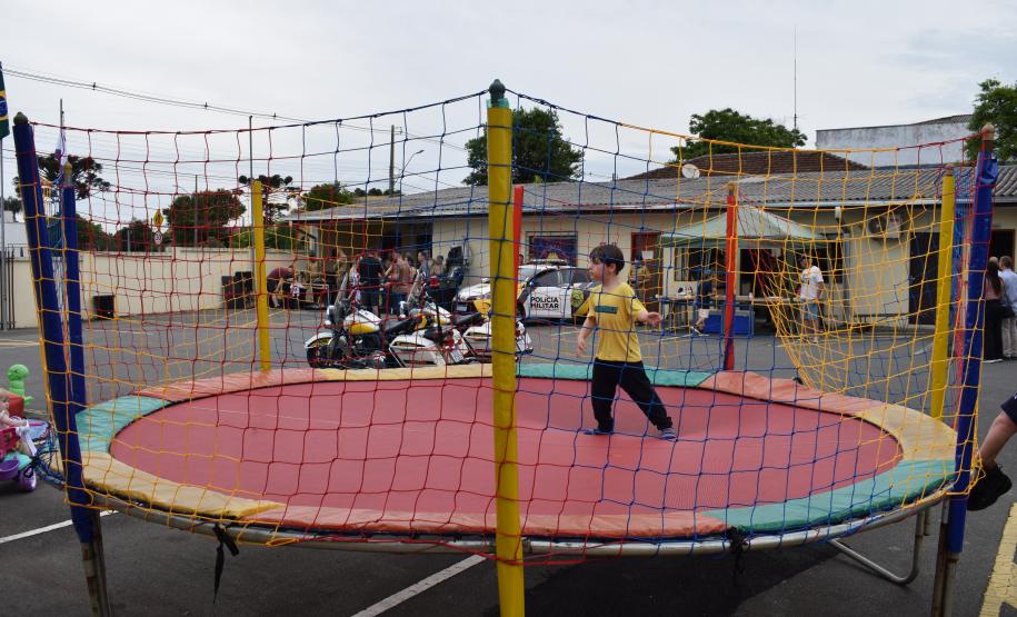 Quartéis da PMPR recebem comunidade em tarde de integração e proximidade