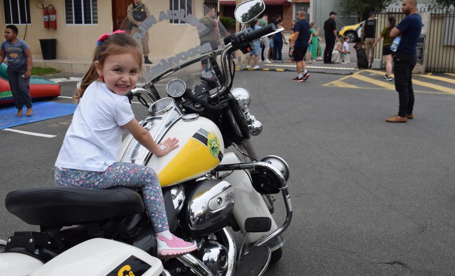 Quartéis da PMPR recebem comunidade em tarde de integração e proximidade