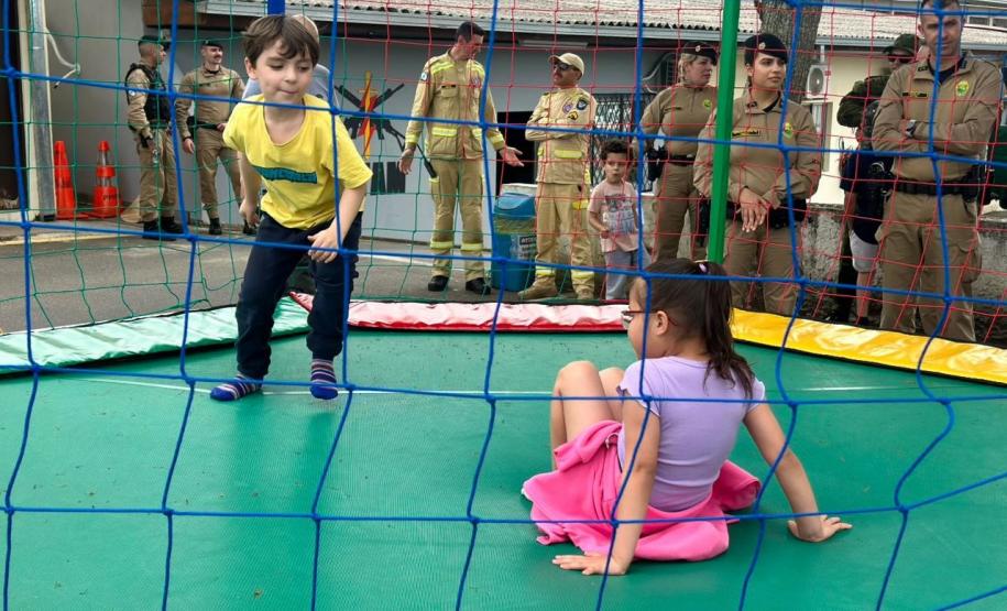 Quartéis da PMPR recebem comunidade em tarde de integração e proximidade