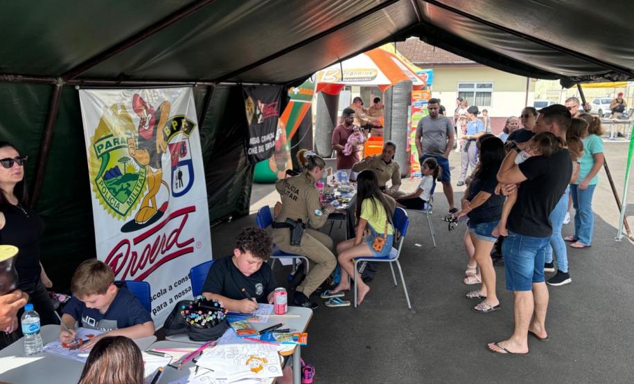 Quartéis da PMPR recebem comunidade em tarde de integração e proximidade