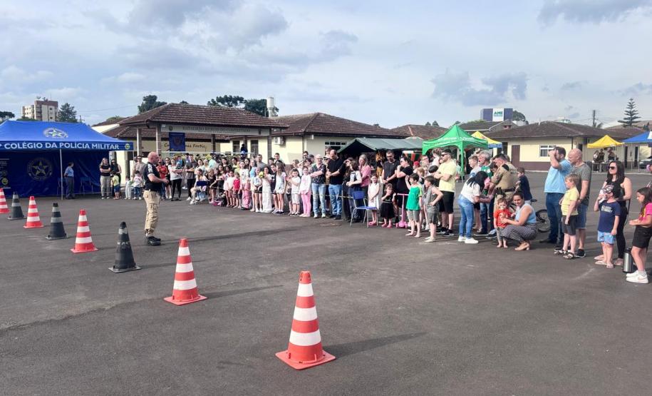 Quartéis da PMPR recebem comunidade em tarde de integração e proximidade