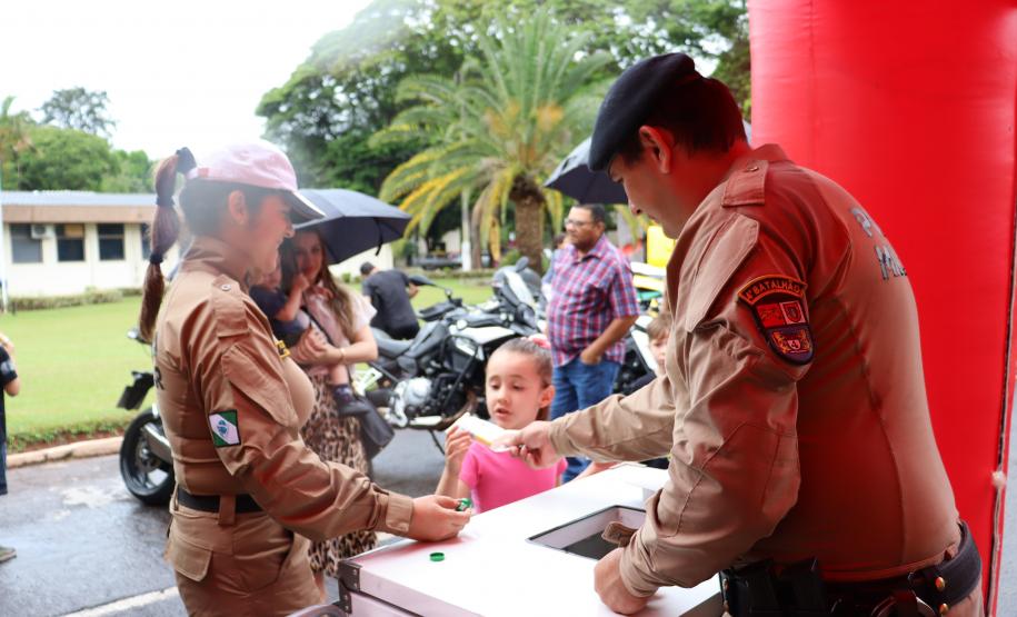 Quartéis da PMPR recebem comunidade em tarde de integração e proximidade
