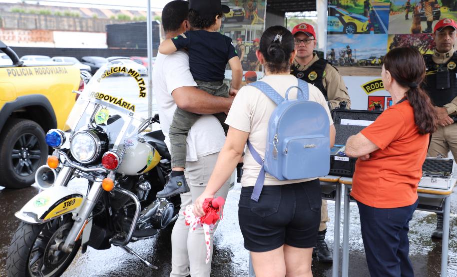 Quartéis da PMPR recebem comunidade em tarde de integração e proximidade