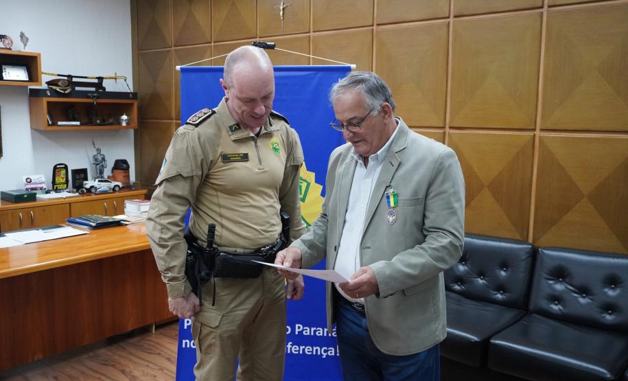 Coronel veterano recebe medalha de mérito do subcomando-geral da PMPR