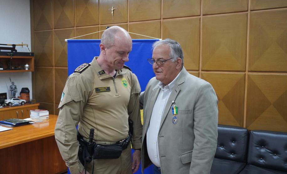 Coronel veterano recebe medalha de mérito do subcomando-geral da PMPR