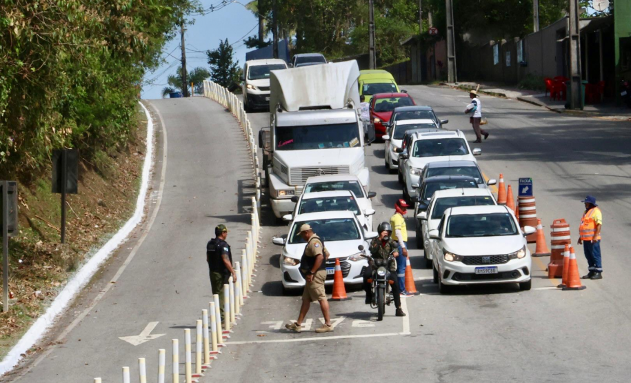 PMPR orienta motoristas a viajar em horários alternativos no acesso ao ferry boat de Guaratuba
