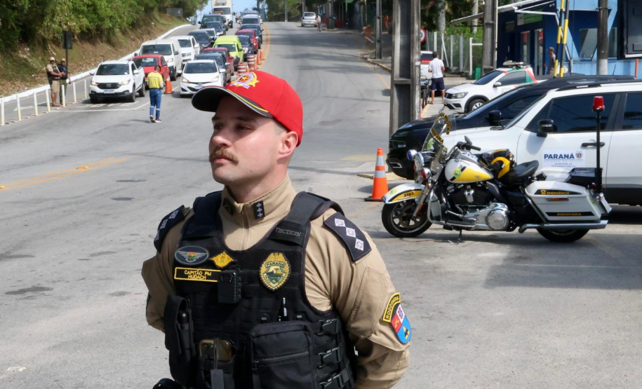 PMPR orienta motoristas a viajar em horários alternativos no acesso ao ferry boat de Guaratuba