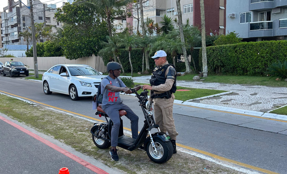 Comandante-Geral da PMPR e SESP acompanham blitz educativa de trânsito em Caiobá