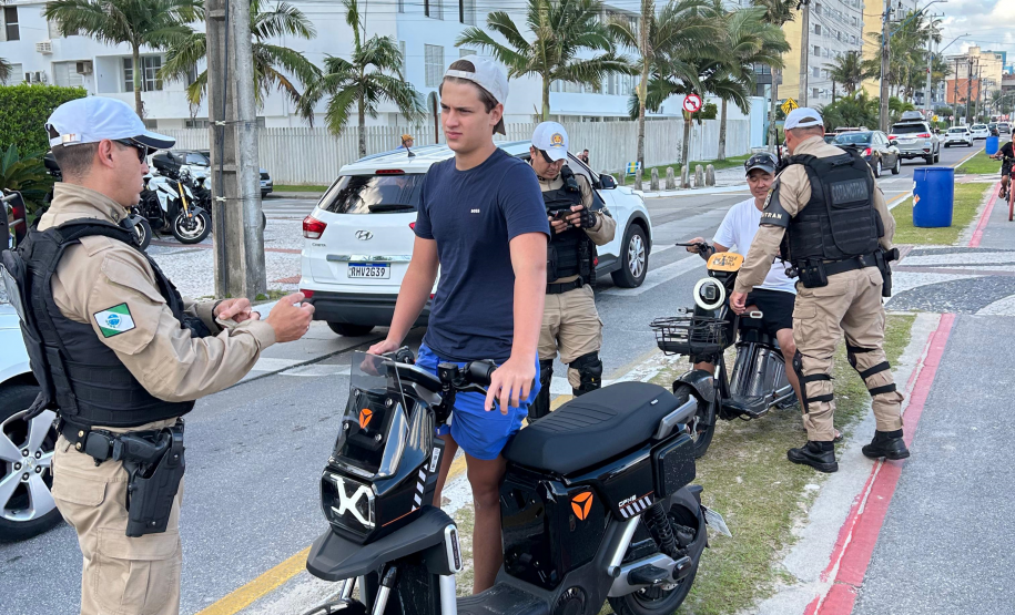 Comandante-Geral da PMPR e SESP acompanham blitz educativa de trânsito em Caiobá