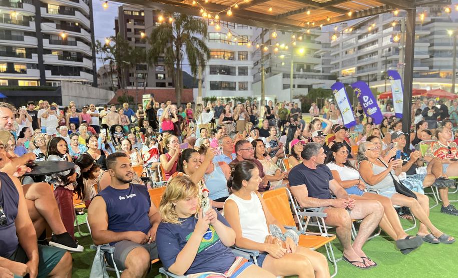 Com grande público presente, a apresentação aconteceu no estande da emissora, transformando a noite em um verdadeiro espetáculo musical à beira-mar