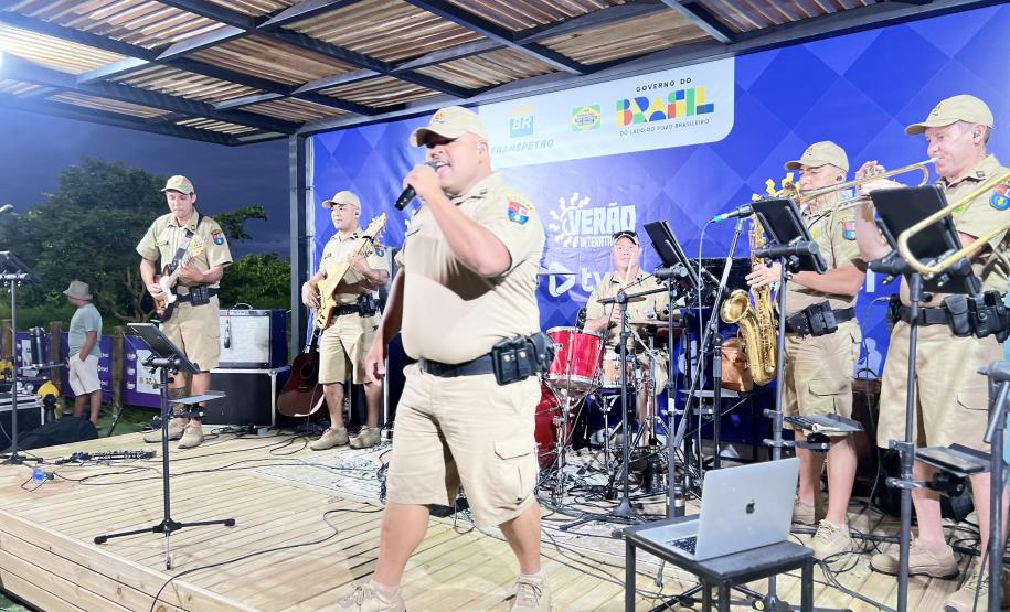 Com grande público presente, a apresentação aconteceu no estande da emissora, transformando a noite em um verdadeiro espetáculo musical à beira-mar