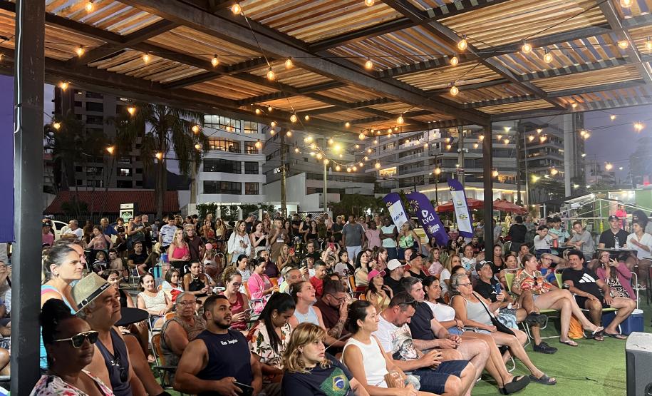 Com grande público presente, a apresentação aconteceu no estande da emissora, transformando a noite em um verdadeiro espetáculo musical à beira-mar