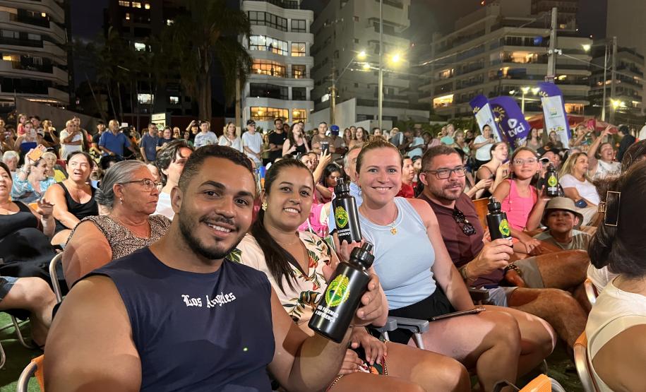 Com grande público presente, a apresentação aconteceu no estande da emissora, transformando a noite em um verdadeiro espetáculo musical à beira-mar