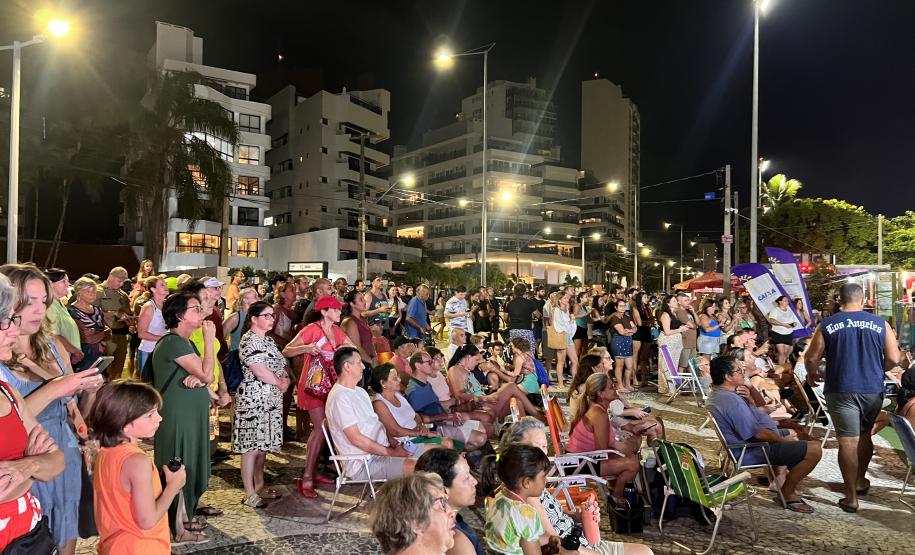 Com grande público presente, a apresentação aconteceu no estande da emissora, transformando a noite em um verdadeiro espetáculo musical à beira-mar