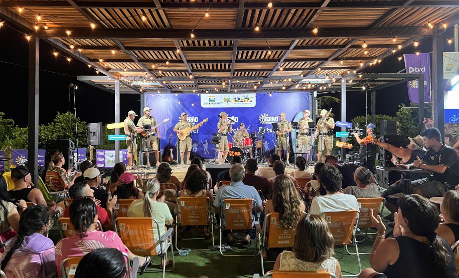 Com grande público presente, a apresentação aconteceu no estande da emissora, transformando a noite em um verdadeiro espetáculo musical à beira-mar