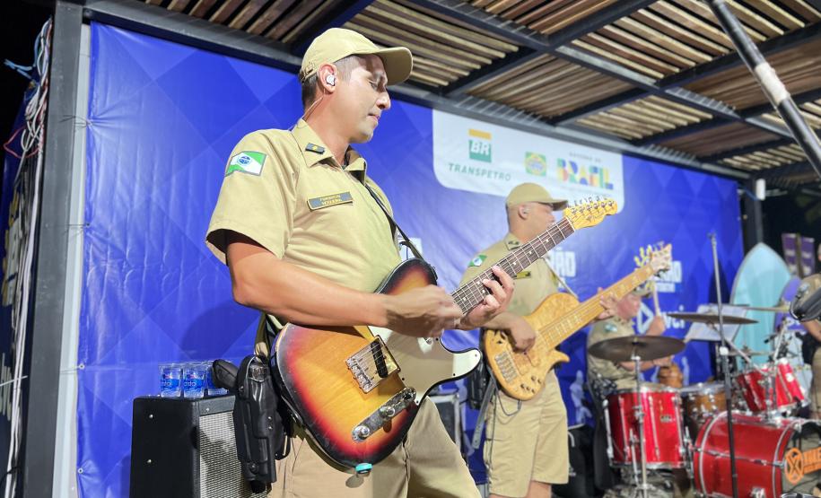 Com grande público presente, a apresentação aconteceu no estande da emissora, transformando a noite em um verdadeiro espetáculo musical à beira-mar