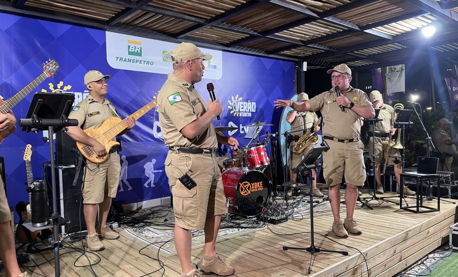 Com grande público presente, a apresentação aconteceu no estande da emissora, transformando a noite em um verdadeiro espetáculo musical à beira-mar