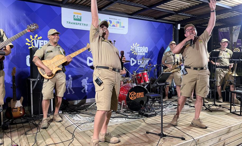 Com grande público presente, a apresentação aconteceu no estande da emissora, transformando a noite em um verdadeiro espetáculo musical à beira-mar