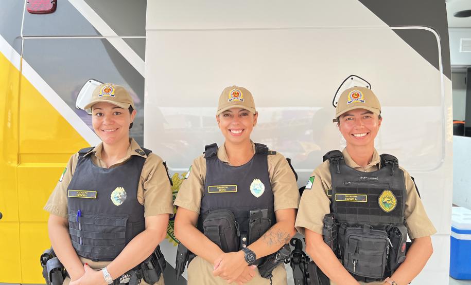 Mesmo com a chuva que caiu durante parte da apresentação, o público permaneceu no local