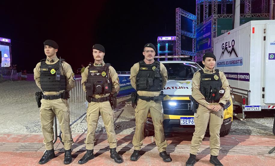 Mesmo com a chuva que caiu durante parte da apresentação, o público permaneceu no local