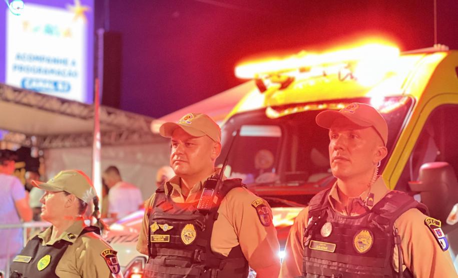 Mesmo com a chuva que caiu durante parte da apresentação, o público permaneceu no local